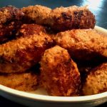 En skål med nygrillade köttbullar som har en gyllenbrun yta.