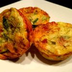 Tre LCHF muffins med skinka och purjolök på en vit tallrik.