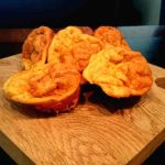 Fem baconmuffins placerade på en träskärbräda.