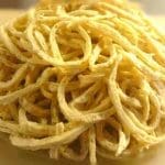 En hög av LCHF-pasta med en ljusgul färg på en skärbräda.