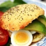 Kesofrallor med skivor av avokado och ägg, serverade med tomatskivor.