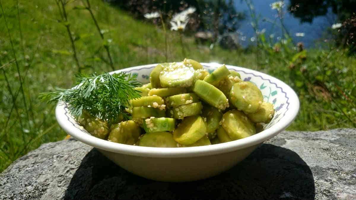 Vitlöksmarinerad gurka med rostade sesamfrön