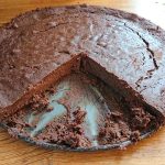 En kladdkaka med stevia som är delvis skuren på en tallrik.