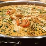 En gryta med kyckling, grädde, paprika och örter, lagad med garam masala.