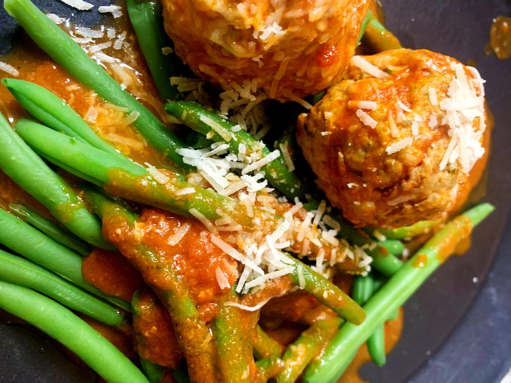 Frikadeller i tomatsås