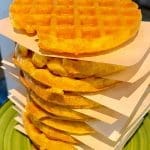 En hög med chaffles med en bit tagen från den översta chafflen.