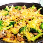 En panna med köttfärs, broccoli och smält ost blandat i en maträtt.