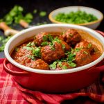 Marockanska köttbullar i en röd gryta med tomatsås och färsk koriander.