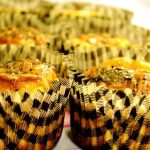 Fem matmuffins i mönstrade formar, med fetaost och soltorkade tomater på toppen.