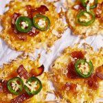 Jalapeño chips med bacon och ost, dekorerade med skivor av jalapeño och nötter.