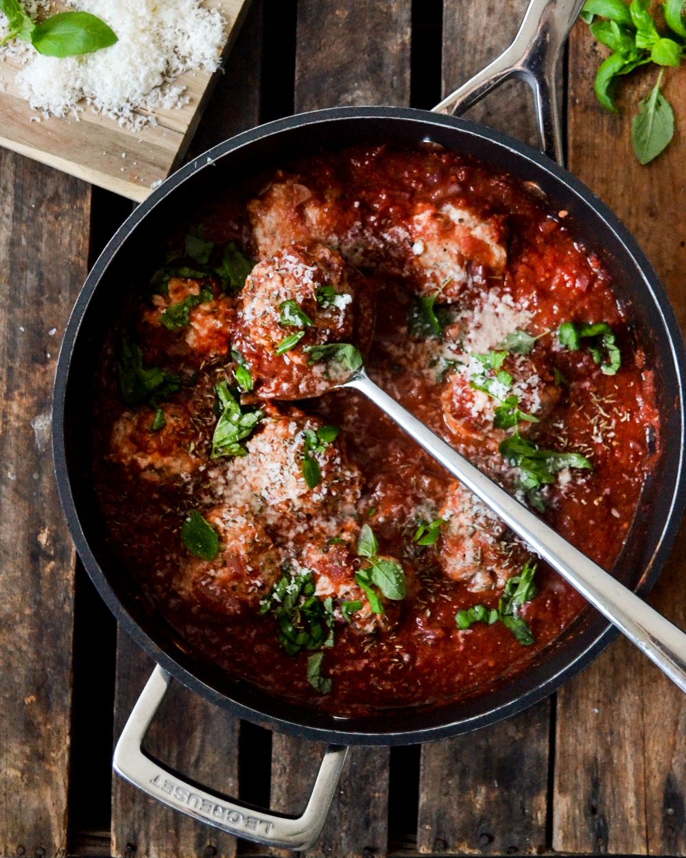 Kycklingfrikadeller i tomatsås