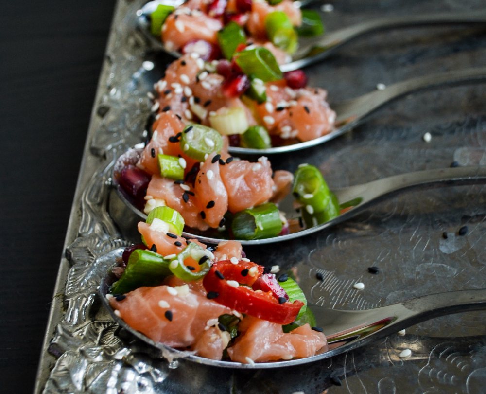 Skedar med laxtartar och granatäpple