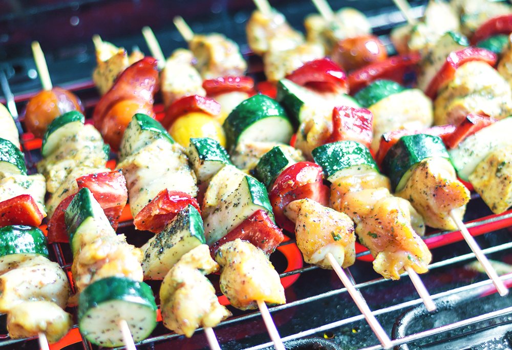 Grillade kycklingspett med zucchini, tomater och paprika på spett. Grillade kycklingspett med zucchini, tomater och paprika på spett.