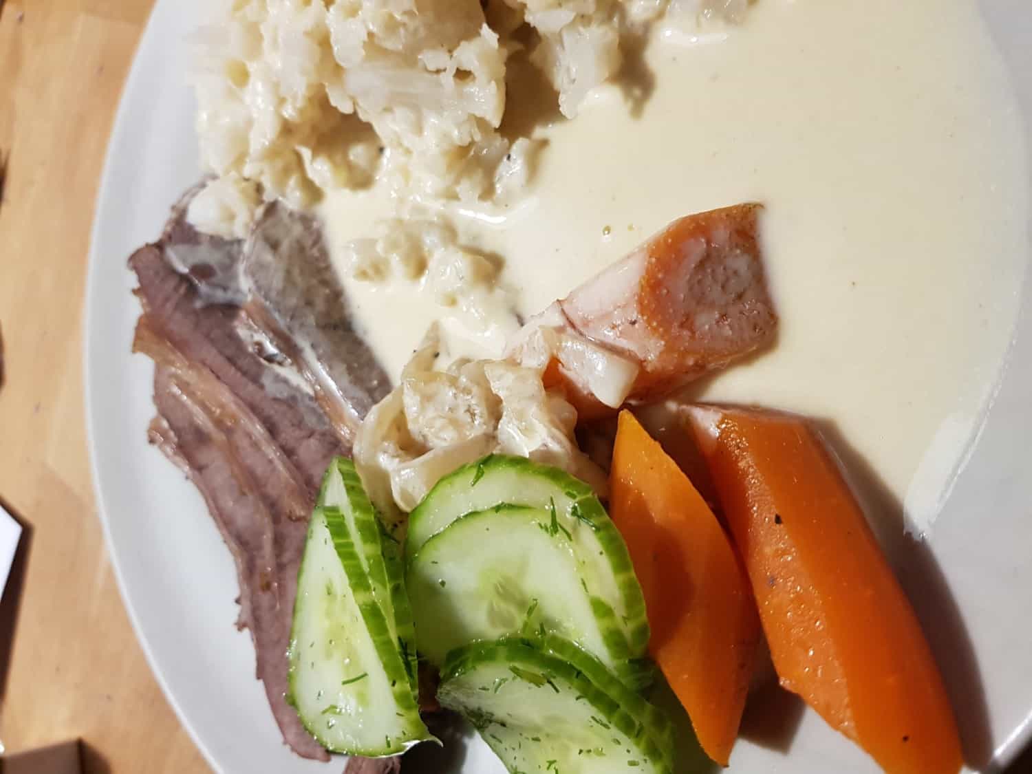 Slottsstek på älgfransyska med gräddsås och pressgurka Slottsstek på älgfransyska med gräddsås och pressgurka
