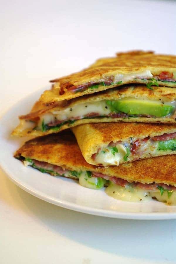 Quesadillas med brie och salami Quesadillas med brie och salami