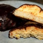 Tre chokladöverdragna bakverk med en krämig fyllning, skurna för att visa insidan.